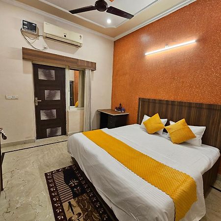 Krishna'S Land Hotel Vrindavan Ngoại thất bức ảnh