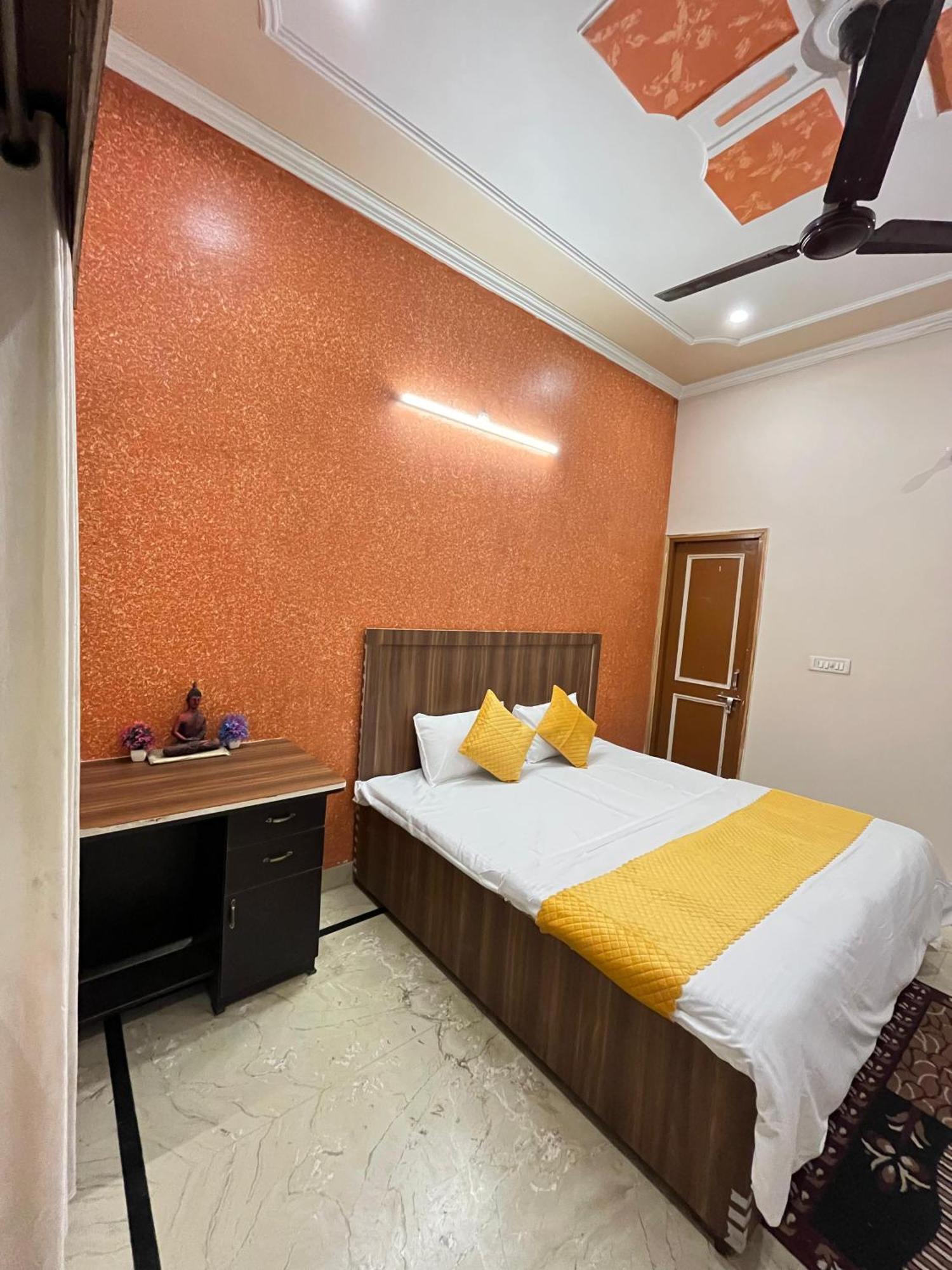 Krishna'S Land Hotel Vrindavan Ngoại thất bức ảnh