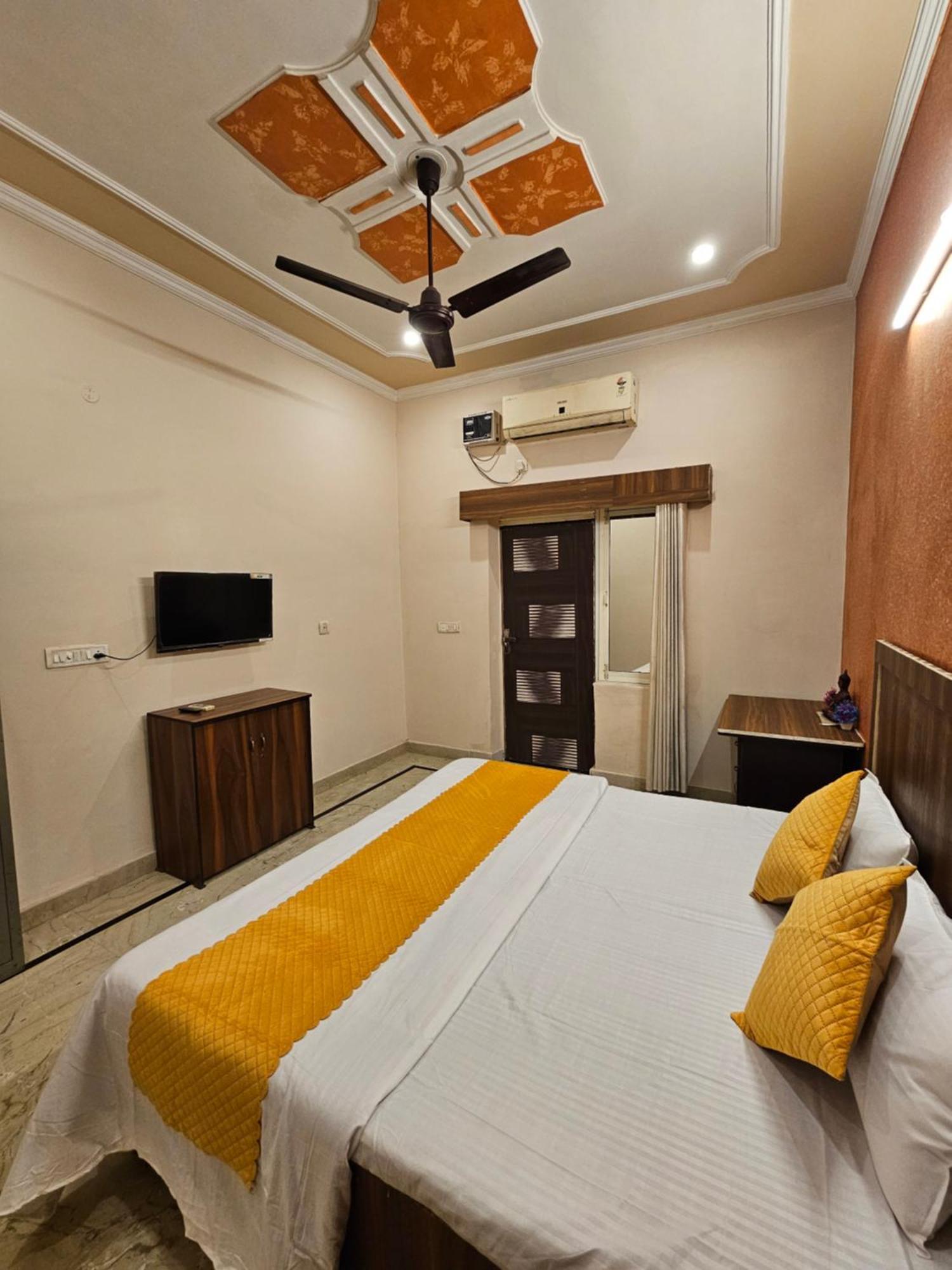 Krishna'S Land Hotel Vrindavan Ngoại thất bức ảnh