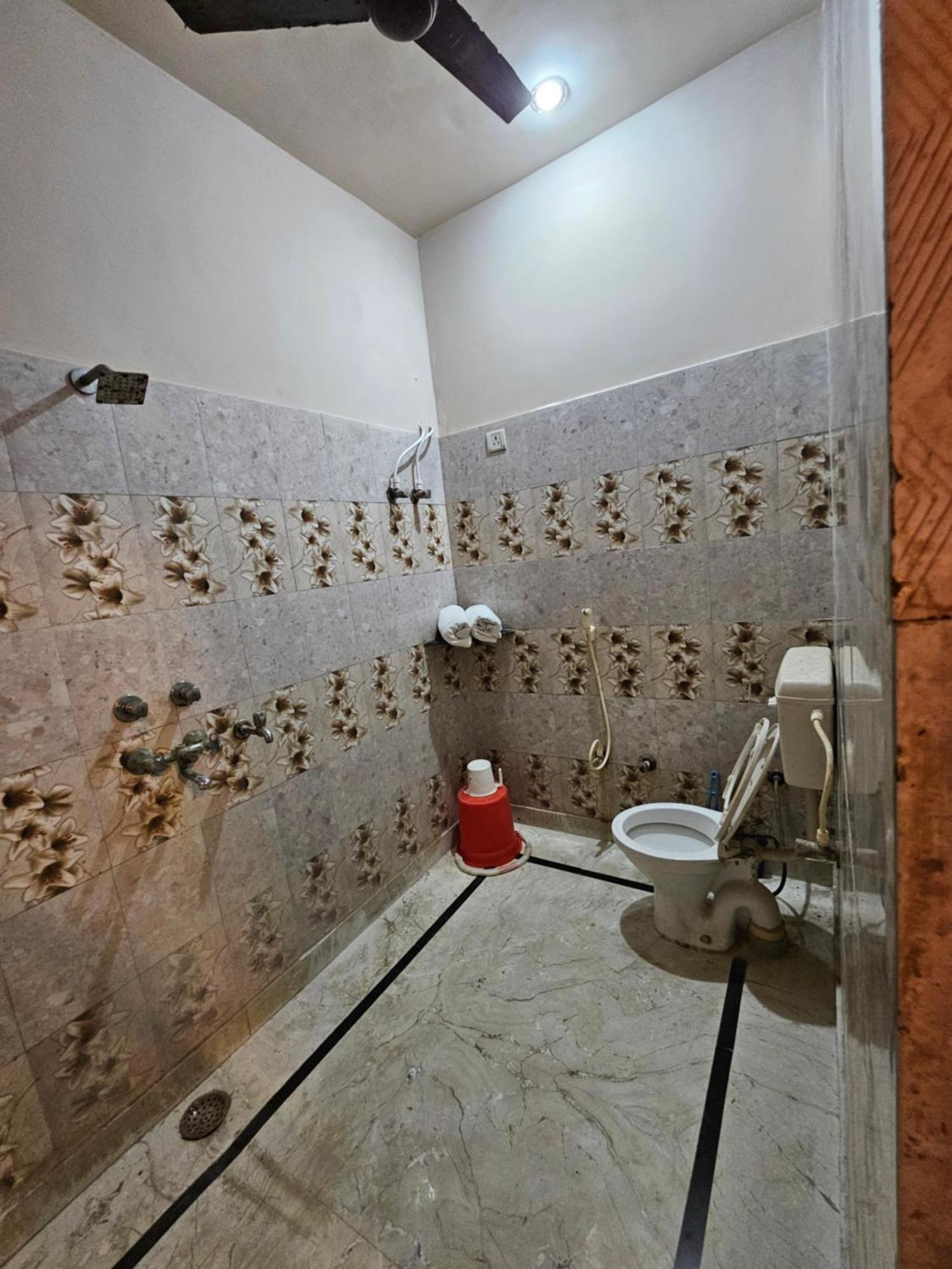 Krishna'S Land Hotel Vrindavan Ngoại thất bức ảnh