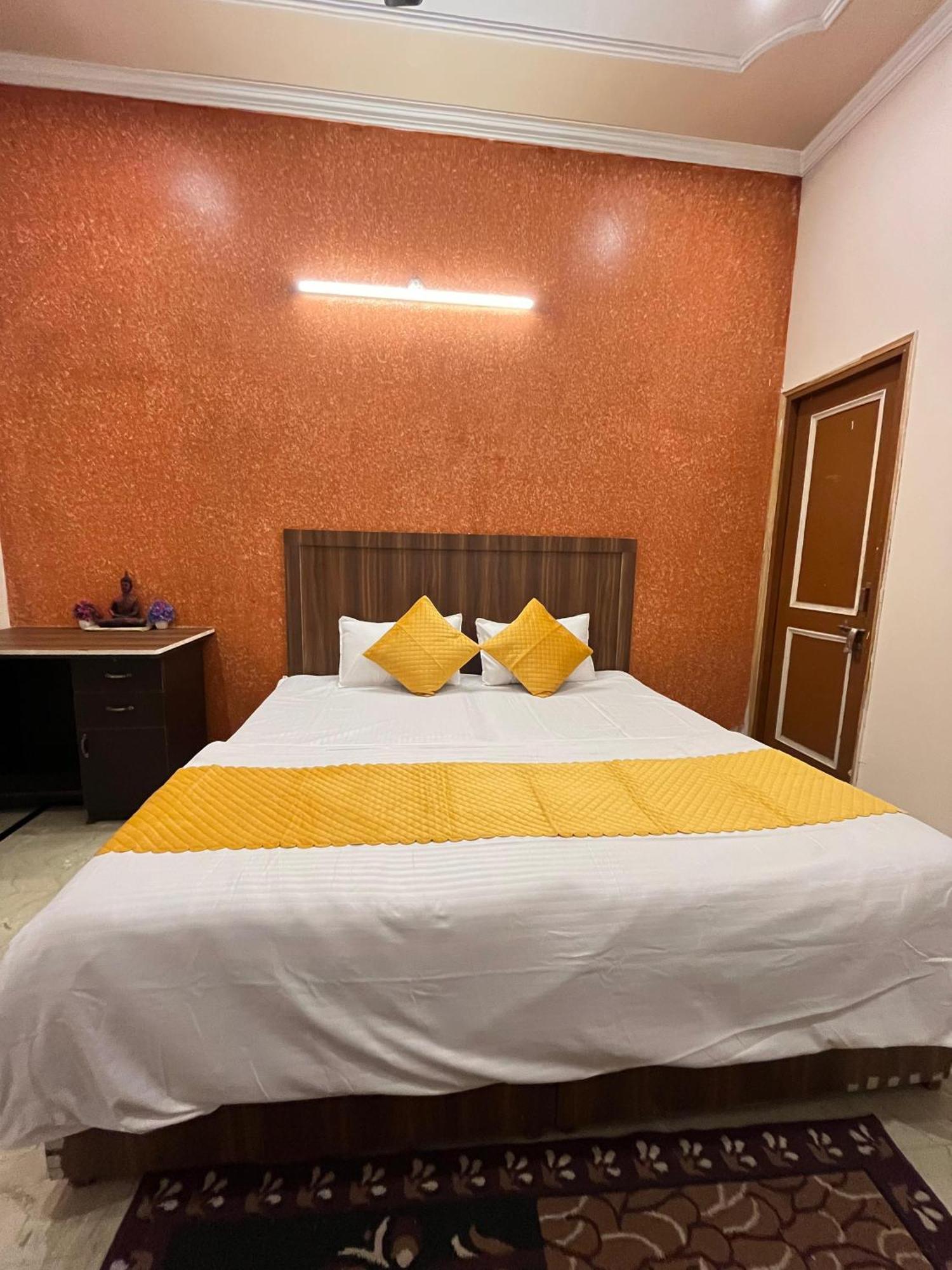 Krishna'S Land Hotel Vrindavan Ngoại thất bức ảnh