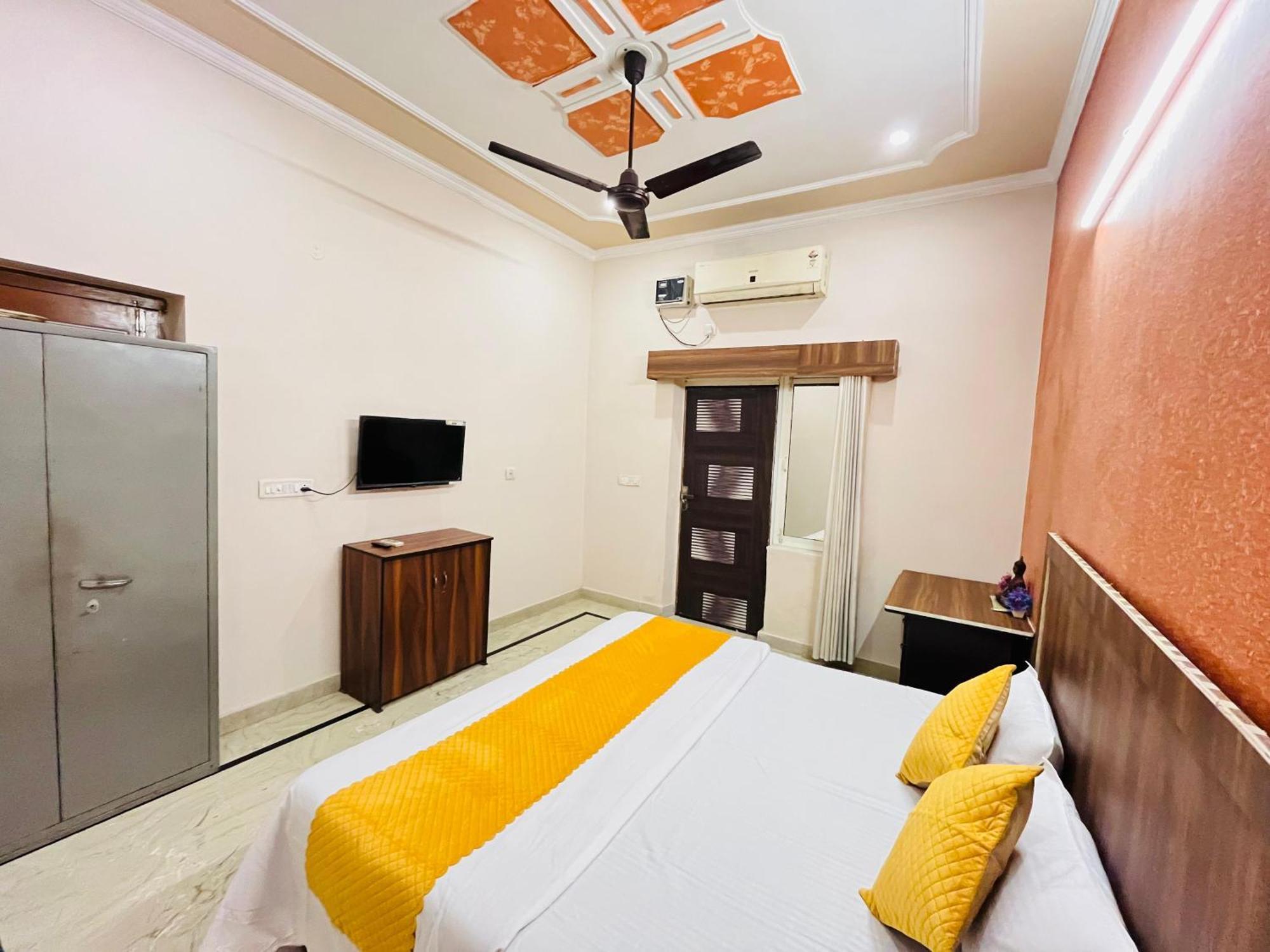 Krishna'S Land Hotel Vrindavan Ngoại thất bức ảnh