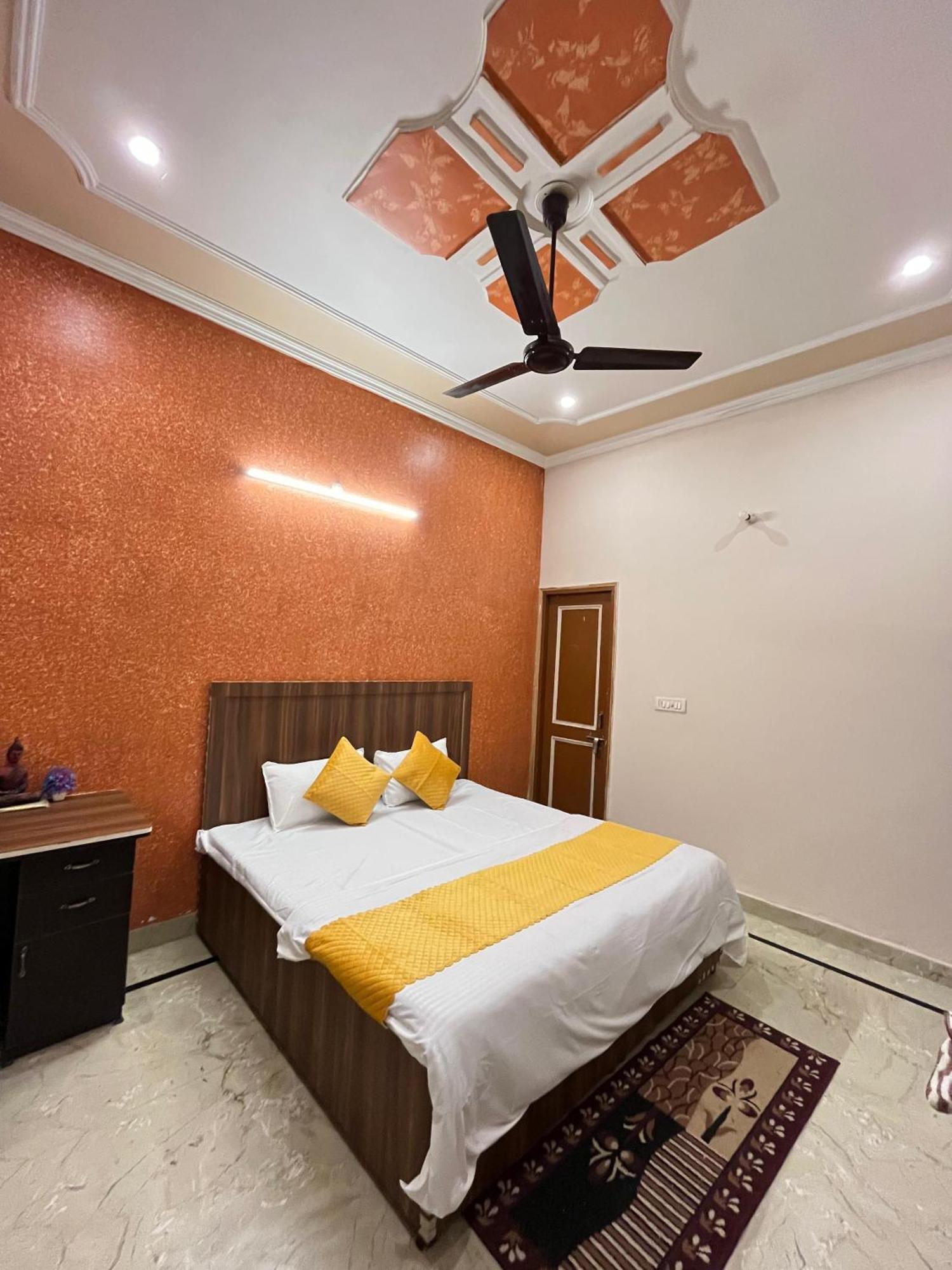 Krishna'S Land Hotel Vrindavan Ngoại thất bức ảnh